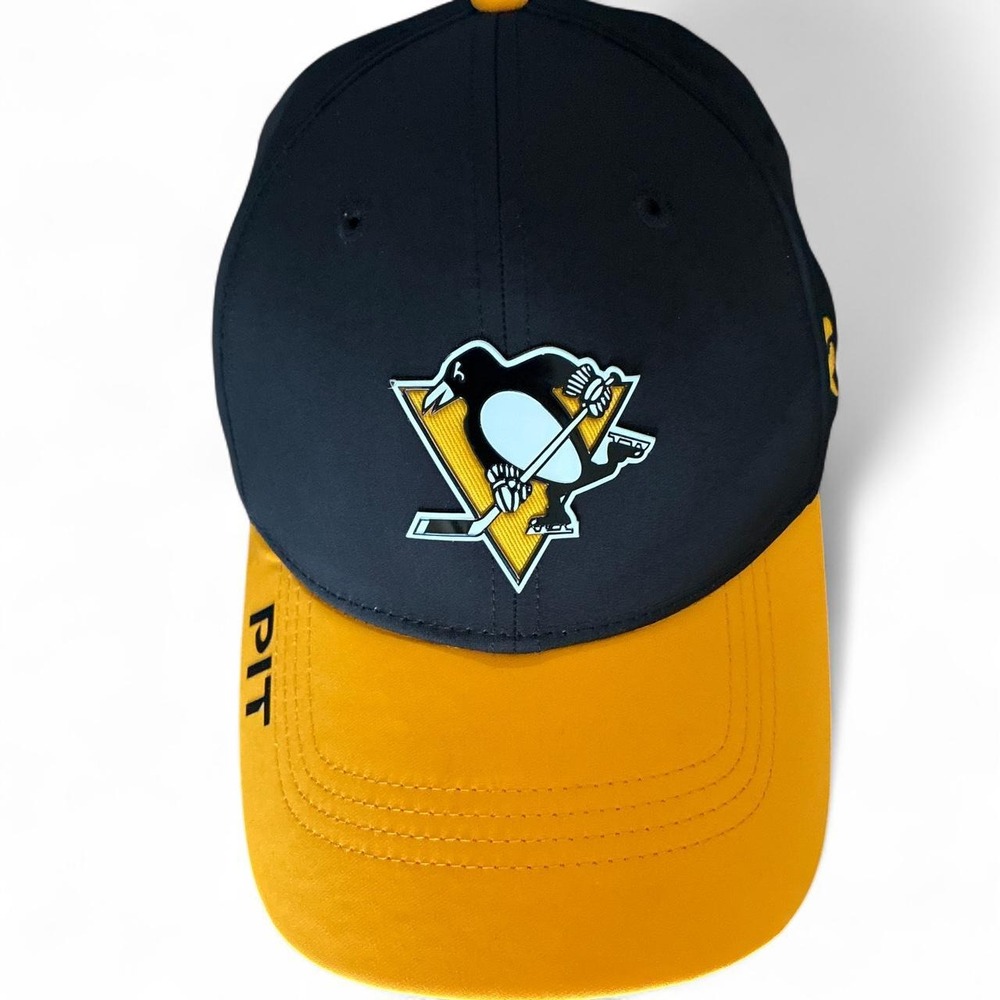 NWOT Fanatics Pittsburgh Penguins black/yellow cap with penguins emblem. FlexFit